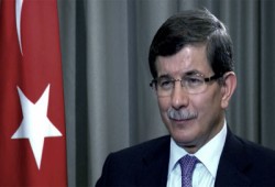 أوغلو يصل القاهرة للقاء الرئيس مرسي وحضور "الرباعية"