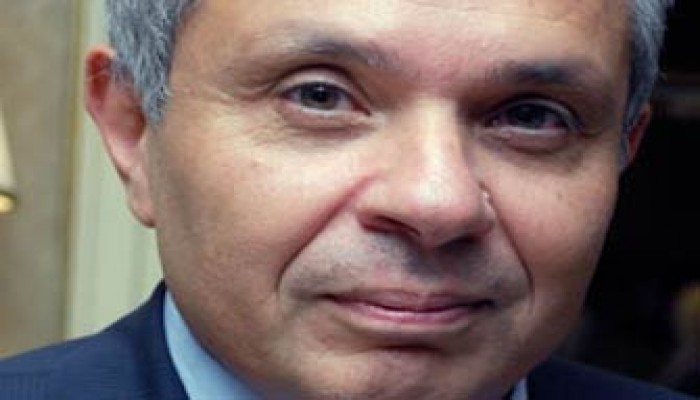 رئيس جامعة القاهرة: نساند مطالب عمال الجامعة