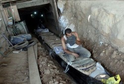مسيرة بغزة تطالب مصر بإيجاد بديل للأنفاق قبل إغلاقها