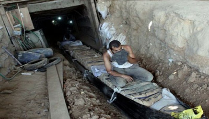 مسيرة بغزة تطالب مصر بإيجاد بديل للأنفاق قبل إغلاقها
