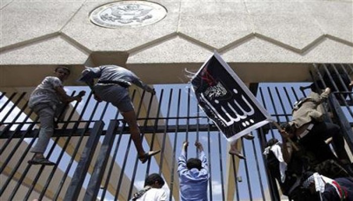 السفارة الأمريكية بصنعاء توقف أعمالها القنصلية مع تصاعد الاحتجاجات