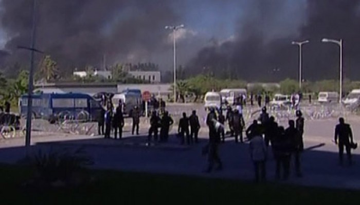 الشرطة التونسية تستخدم الغاز المسيل للدموع لتفريق المتظاهرين أمام السفارة الأمريكية