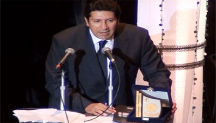 هاني رمزي يهدى جائزته في مهرجان الإسكندرية الدولي للمسلمين