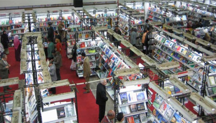 سفير مصر بالأردن يتفقد الجناح المصري في معرض عمان الدولي للكتاب