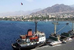 الموانئ الأردنية تهدد بفصل عمال العقبة المضربين