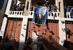 حرق صور فياض ورشقها بالأحذية في مظاهرات احتجاجية