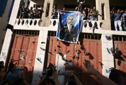 حرق صور فياض ورشقها بالأحذية في مظاهرات احتجاجية