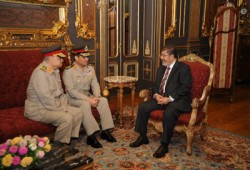 الرئيس مرسي يكرِّم مؤسس سلاح الصاعقة بالقوات المسلحة