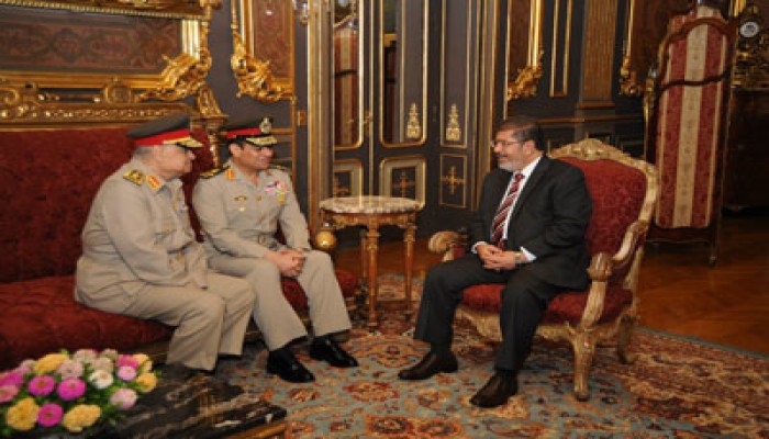 الرئيس مرسي يكرِّم مؤسس سلاح الصاعقة بالقوات المسلحة