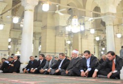 الرئيس يصلي الجمعة بـ"السيدة "والمصلون يهتفون: "رئيسنا مرسي"