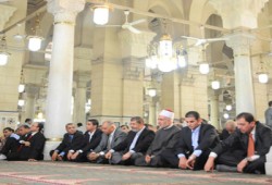 الرئيس يصلي الجمعة بـ"السيدة "والمصلون يهتفون: "رئيسنا مرسي"