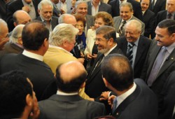 الرئيس مرسي يلتقي مجموعة من الفنانين والمثقفين