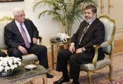 مرسي يبحث مع أبو مازن آخر تطورات المصالحة الفلسطينية