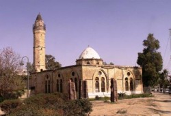 مغتصبون صهاينة يقتحمون مسجد بئر السبع ليلاً