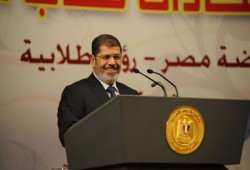 الرئيس مرسي يعد الطلاب بحل مشكلة جامعة النيل