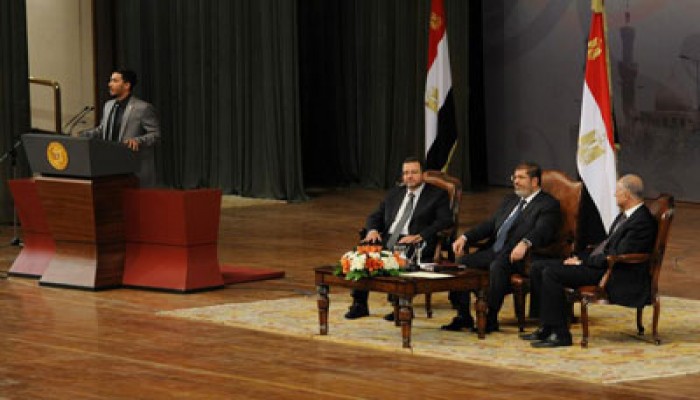 طلاب مصر يسلمون الرئيس رؤيتهم لتحقيق النهضة