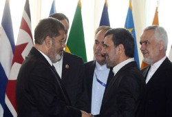 زيارة الرئيس مرسي لطهران تتصدر نقاشات الموجودين بالتحرير