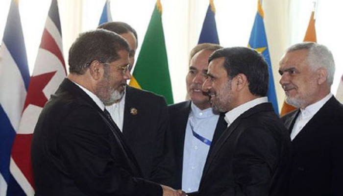 زيارة الرئيس مرسي لطهران تتصدر نقاشات الموجودين بالتحرير