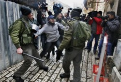 اندلاع مواجهات في الخليل والاحتلال يعتقل 6 فلسطينيين