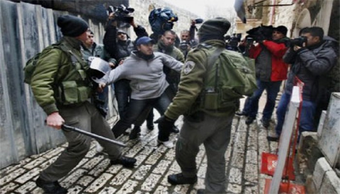 اندلاع مواجهات في الخليل والاحتلال يعتقل 6 فلسطينيين