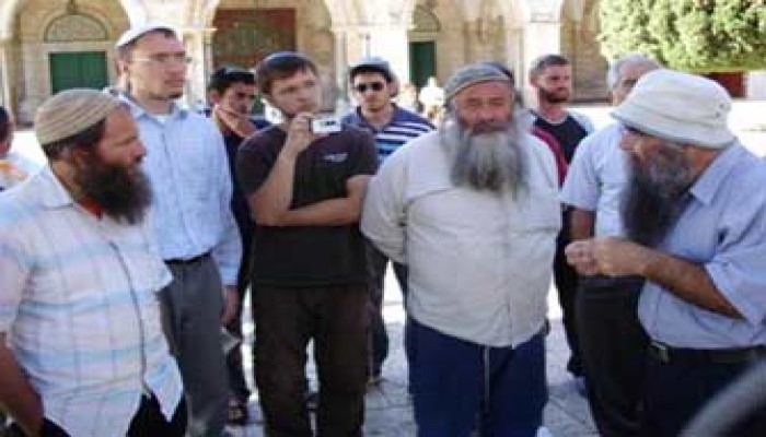 مغتصبون صهاينة يقتحمون باحات الأقصى برفقة قوات الاحتلال