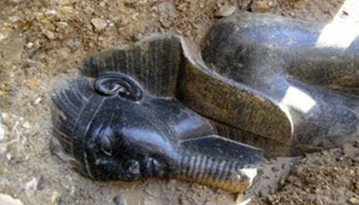 ضبط ثلاثة تماثيل أثرية بحوزة سائق وطالبين بالشرقية