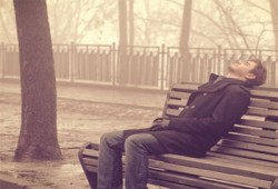 زوجتي تفضّل "الدكتوراه" عليَّ.. ماذا أفعل؟!