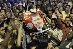 آلاف الثوار أمام "الاتحادية" يهتفون: "الشعب يؤيد قرار الرئيس"