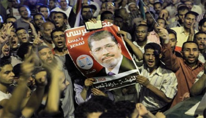 آلاف الثوار أمام "الاتحادية" يهتفون: "الشعب يؤيد قرار الرئيس"