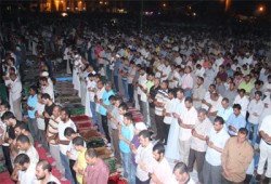 الآلاف يصلون العشاء والتراويح بالتحرير بمليونية "ختم القرآن"