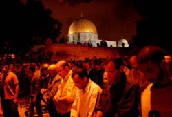 250 ألف مصلٍ يحيون ليلة القدر بالأقصى الشريف