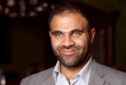 أبو شادي يؤم التراويح أمام القصر الجمهوري ويدعو للرئيس
