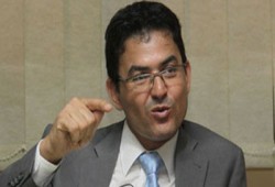 وزير الشئون القانونية يبدأ العمل باستعادة الأموال المهربة