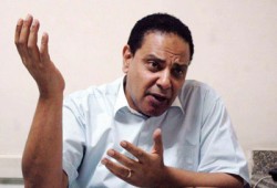 علاء الأسواني يستنكر تطاول فلول المخلوع على رئيس الثورة