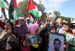 "واعد" تبدأ بتوزيع الطرود الغذائية لأهالي أسرى قطاع غزة