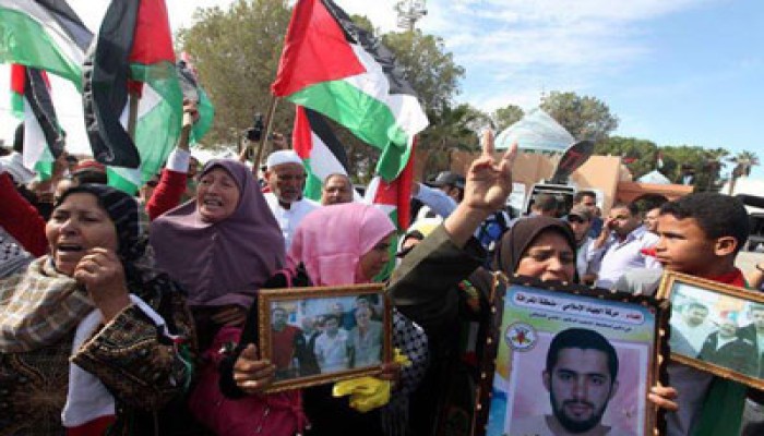 "واعد" تبدأ بتوزيع الطرود الغذائية لأهالي أسرى قطاع غزة