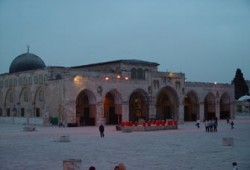 الجيش الصهيوني يعتقل أحد أئمة المسجد الأقصى