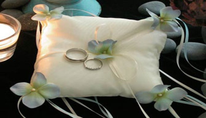 هل أتقدم لفتاة تكلَّم عنها خاطب؟