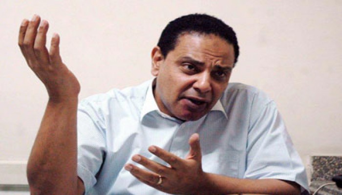 علاء الأسواني لمدعي الدفاع عن القانون: هل سمعتم عن تهريب الأمريكان؟