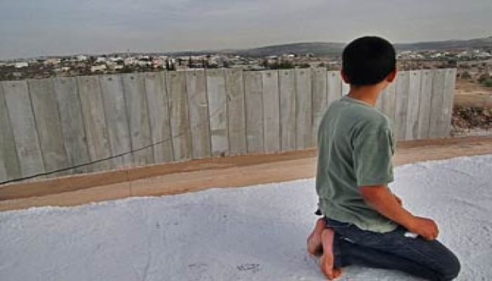 8 أعوام على قرار هدم الجدار العازل.. تجاهل حق الحياة للفلسطينيين