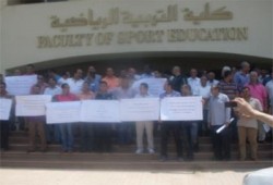 أساتذة "المنصورة" يتظاهرون ضد مخصصات "العسكري" للجامعات