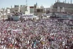 سوريون يشاركون ثوار التحرير فرحتهم بقدوم الرئيس للميدان