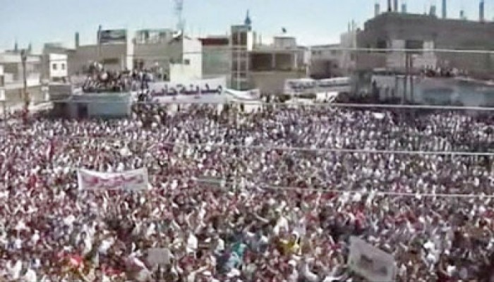 سوريون يشاركون ثوار التحرير فرحتهم بقدوم الرئيس للميدان