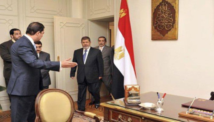 ياسر علي: الرئيس مرسي يفضل الإقامة في منزله