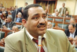 محمد العمدة خلال مرافعته يؤكد انعدام حكم حل الشعب