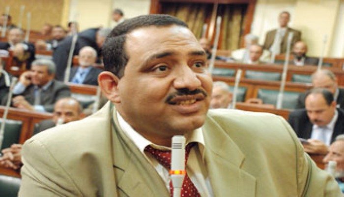 محمد العمدة خلال مرافعته يؤكد انعدام حكم حل الشعب