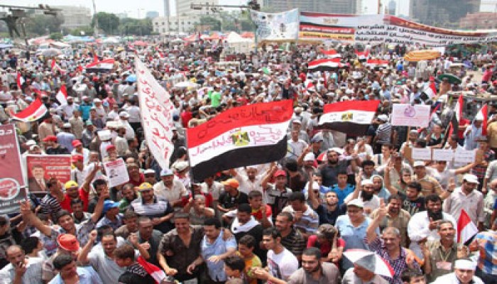 شوارع مصر تحتفل بفوز الرئيس مرسي والشماريخ تضيء سماء القاهرة