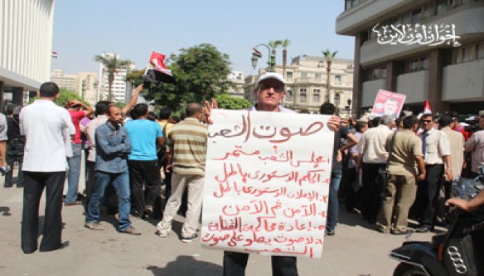 وقفة لثوار التحرير أمام "مجلس الشعب" لرفض قرار "الحل"