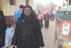 عجوز تترك ابنتها في الولادة وتذهب للتصويت لـ د.مرسي