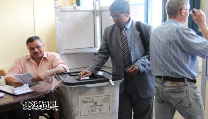 أنصار "شفيق" يواصلون الدعاية المخالفة ويضللون الناخبين بالجيزة